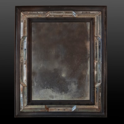 Important miroir à double encadrement en bois noirci et guilloché, glaces latérales à pans biseautés et parecloses, Italie du nord, XVIIIème (hauteur 114 cm, largeur 94 cm, épaisseur 6 cm)